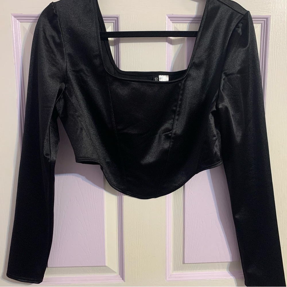 H&M DIVIDED CROP SATIN TOP